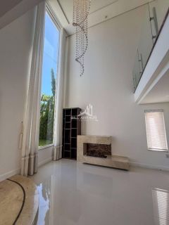 Casa de alto padrão, a 200 metros do mar, com piscina.