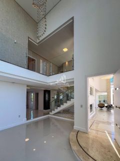 Casa de alto padrão, a 200 metros do mar, com piscina.