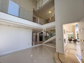 Casa de alto padrão, a 200 metros do mar, com piscina.