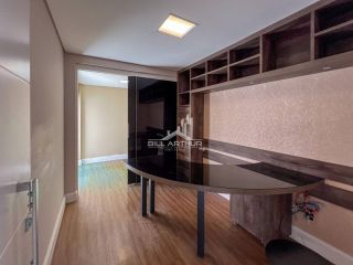 Casa de alto padrão, a 200 metros do mar, com piscina.