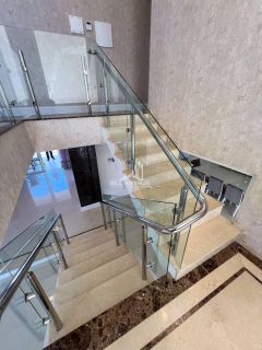 Casa de alto padrão, a 200 metros do mar, com piscina.