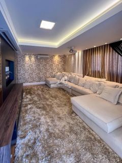 Casa de alto padrão, a 200 metros do mar, com piscina.