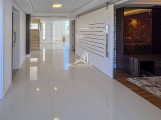 Casa de alto padrão, a 200 metros do mar, com piscina.