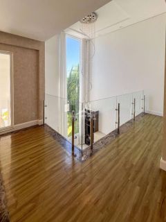 Casa de alto padrão, a 200 metros do mar, com piscina.