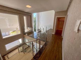 Casa de alto padrão, a 200 metros do mar, com piscina.