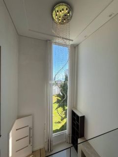 Casa de alto padrão, a 200 metros do mar, com piscina.