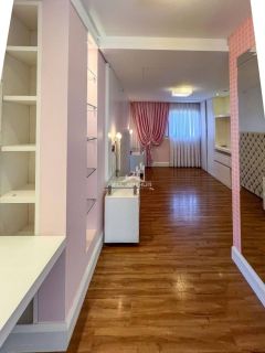 Casa de alto padrão, a 200 metros do mar, com piscina.