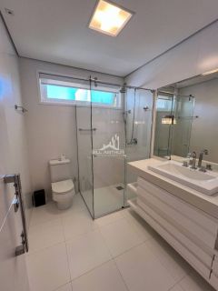 Casa de alto padrão, a 200 metros do mar, com piscina.