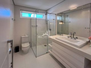 Casa de alto padrão, a 200 metros do mar, com piscina.