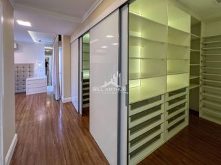 Casa de alto padrão, a 200 metros do mar, com piscina.