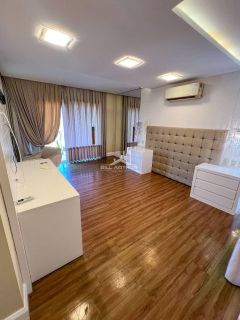 Casa de alto padrão, a 200 metros do mar, com piscina.