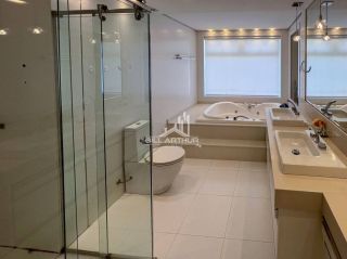 Casa de alto padrão, a 200 metros do mar, com piscina.