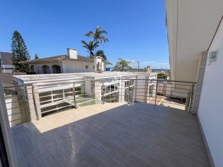 Casa de alto padrão, a 200 metros do mar, com piscina.