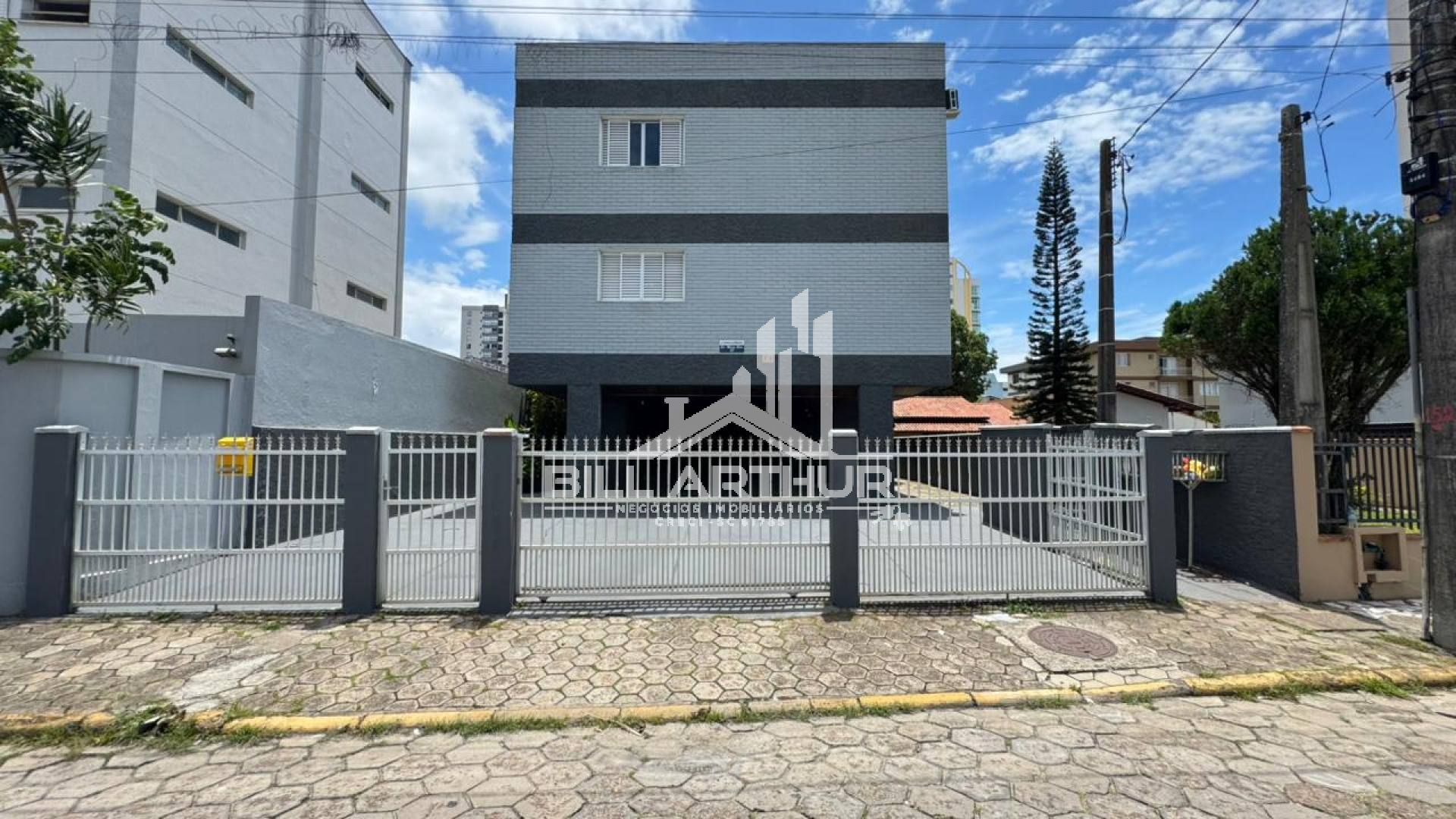 KITNET MOBILIADA PARA LOCAÇÃO ANUAL NO CENTRO DE BALNEÁRIO PIÇARRAS