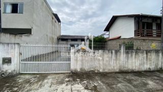 ATENÇÃO! OPORTUNIDADE ÚNICA EM PENHA  Compre seu terreno a apenas 240 metros do mar e construa o imóvel dos seus sonhos.