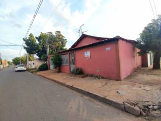 Terreno bom com duas casas.
