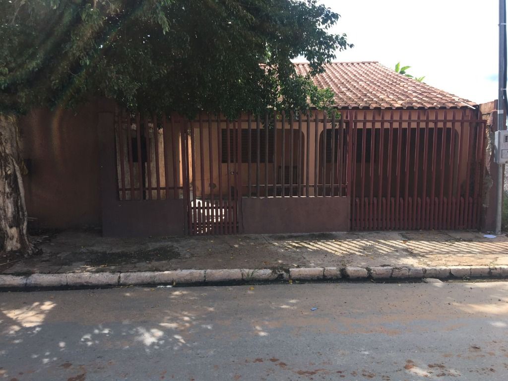 Casa com excelente localização ,proximo a Av. Filinto  Muller