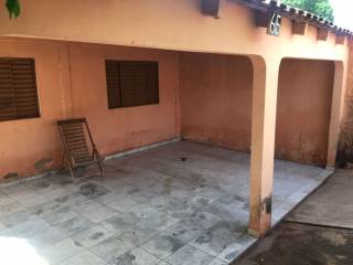 Casa com excelente localização ,proximo a Av. Filinto  Muller