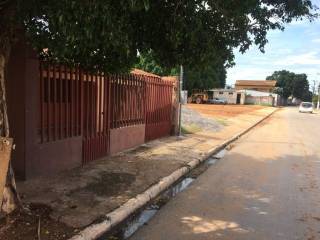 Casa com excelente localização ,proximo a Av. Filinto  Muller