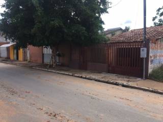 Casa com excelente localização ,proximo a Av. Filinto  Muller