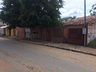 Casa com excelente localização ,proximo a Av. Filinto  Muller