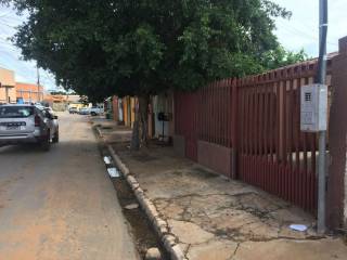 Casa com excelente localização ,proximo a Av. Filinto  Muller