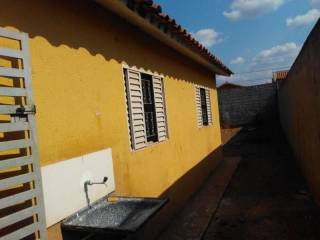 Excelente Casa na Av. Principal do Bairro !!