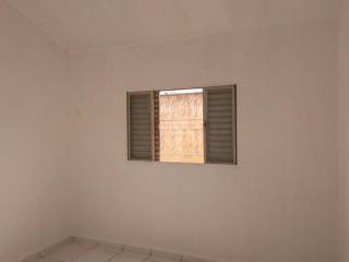 Excelente Casa na Av. Principal do Bairro !!