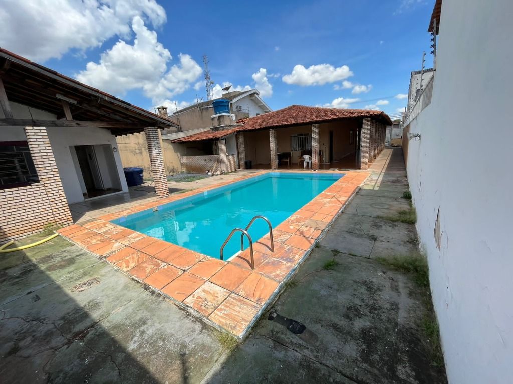 Linda casa com piscina localizada a poucos metros da Alzira Santana