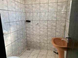 Casa com amplo terreno.