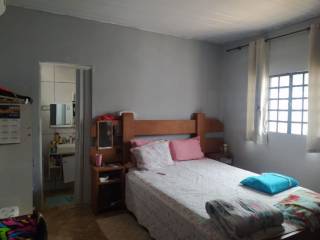 Ótima casa com 6 quartos.