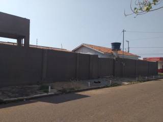 Ótima casa com 6 quartos.