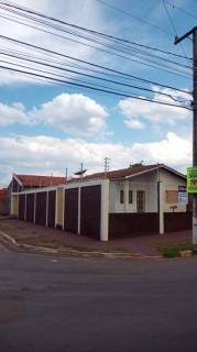 Ótima casa com 2 quartos.