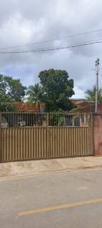 Ótima casa com 2 quartos e um terreno amplo !!!