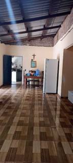 Ótima casa com 2 quartos e um terreno amplo !!!