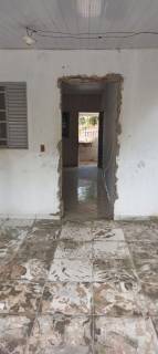 Ótima casa com 2 quartos e um terreno amplo !!!