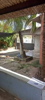 Ótima casa com 2 quartos e um terreno amplo !!!