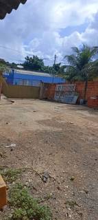 Ótima casa com 2 quartos e um terreno amplo !!!