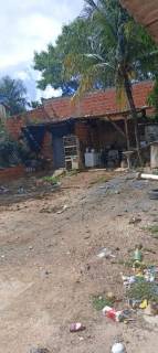 Ótima casa com 2 quartos e um terreno amplo !!!