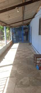 Ótima casa com 2 quartos e um terreno amplo !!!