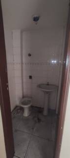 Ótima sala comercial com banheiro social.