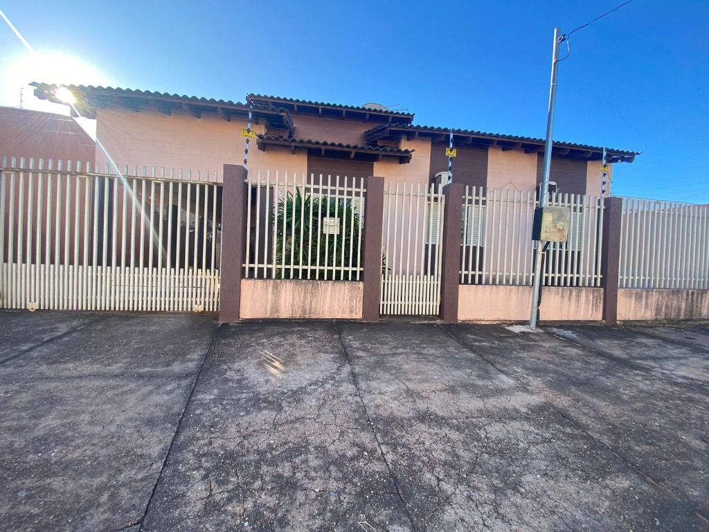 Bela casa com 2 quartos.