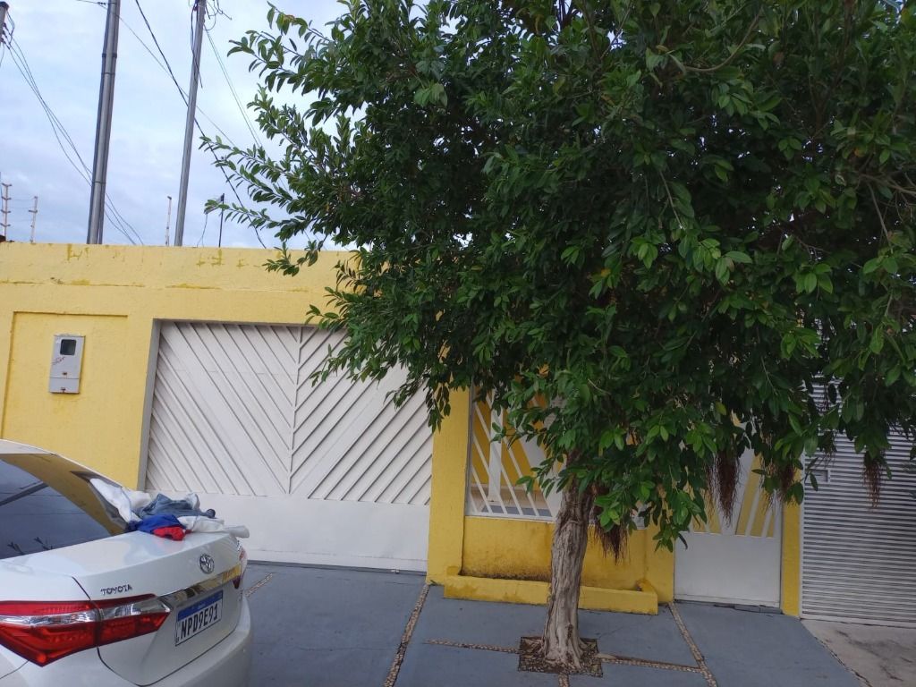 Ótima casa com 4 quartos.