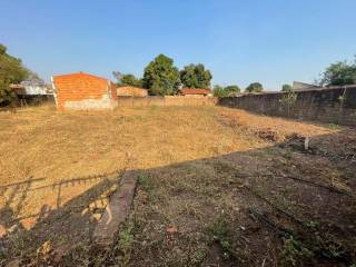 Terreno de esquina a uma quadra da Avenida dos Imigrantes