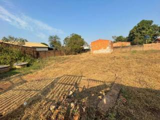 Terreno de esquina a uma quadra da Avenida dos Imigrantes
