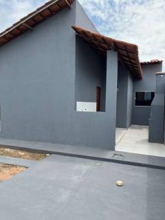 Linda casa com 2 quartos.