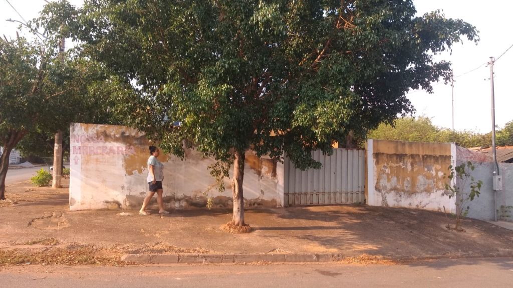 Ótima área com duas c asas, seis kitnet e uma área comercial.