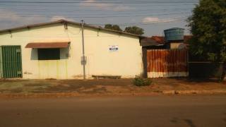 Ótima área com duas c asas, seis kitnet e uma área comercial.