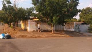 Ótima área com duas c asas, seis kitnet e uma área comercial.