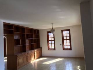 Belo sobrado com 4 quartos.